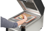 … wenn der Kunde bestellt, Inhalt im gleichen Beutel im Kontaktgrill oder Ofen erhitzen, …