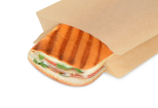 Brot erhält im Kontaktgrill durch das Papier hindurch Grillstreifen