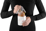 Für brösel- und fettfingerfreien Genuss unterwegs: Sichtstreifen-Folie kann leicht entfernt werden