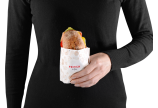 Sandwich wird direkt aus der Umhüllung gegessen.