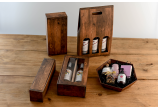 Geschenk-, Flaschen-Tragekartons und Geschenkkorb in identischem Vintage-Look