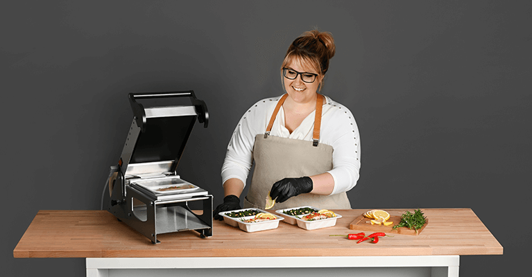 Frau versiegelt Lebensmittel auf einer Küchenplatte