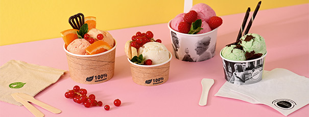 verschiedene Eisbecher gefüllt mir diversen Eissorten