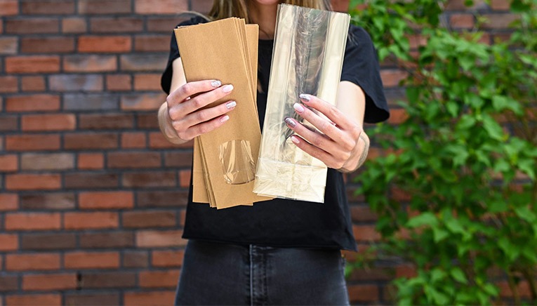 Beutel aus Papier und Kunststoff mit Sichtfenster
