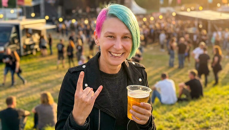 Festival Besucherin mit Getr&auml;nkebecher in der Hand