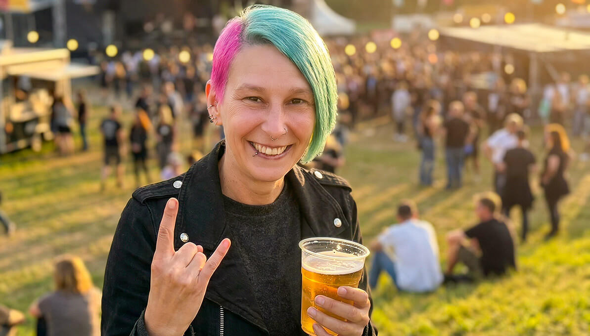 Festival Besucherin mit Getr&auml;nkebecher in der Hand