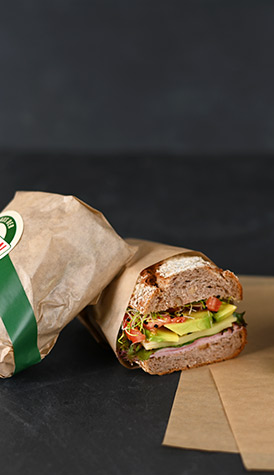 Belegtes Baguette in Einschlagpapier