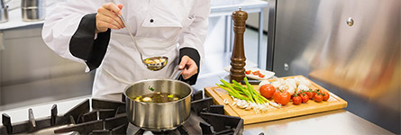 Restaurantköchin in der Küche