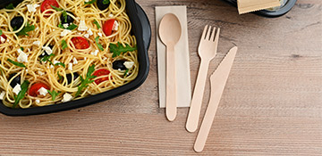 Einwegbesteck und Nudelgericht in Menüschale