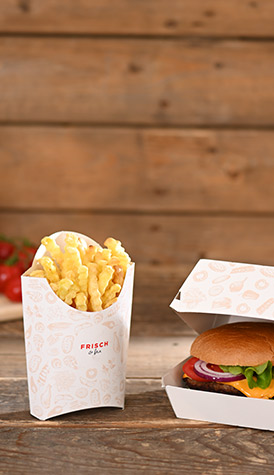 Burger mit Pommes verpackt in FRISCH&fein