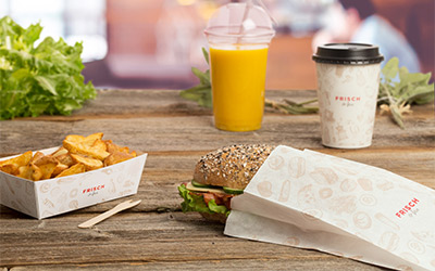 Take-away-Verpackungen in rustikaler Verkaufsumgebung Take-away-Verpackungen in rustikaler Verkaufsumgebung